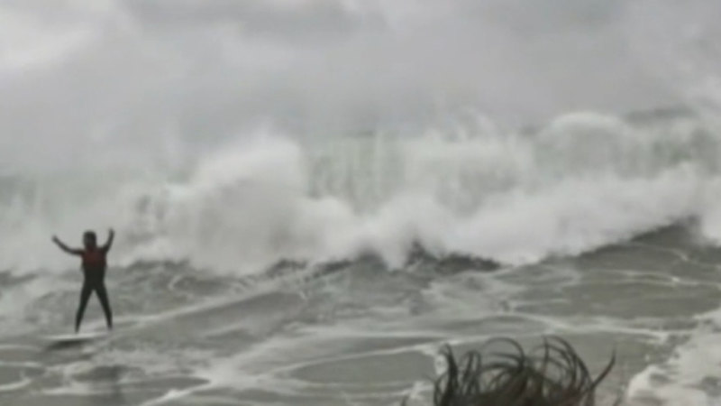 Queenslanders find lighter side amid nervous wait for cyclone