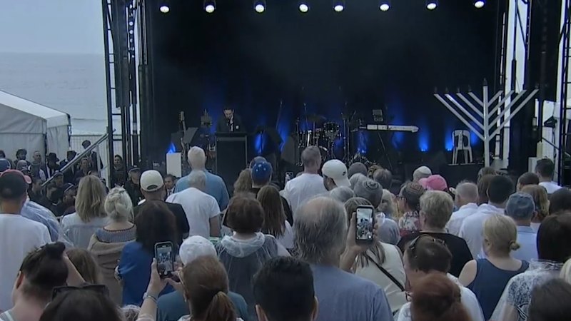 Thousands gather at Bondi one week after terror attack