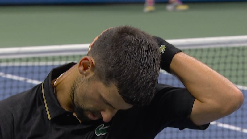 Djokovic bothered by neck issue