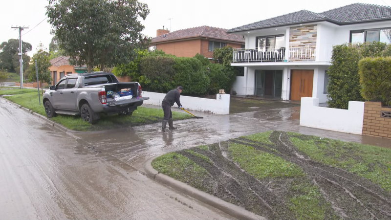 Melbourne residents begin cleanup as water levels recede