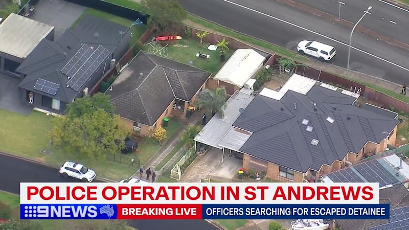 Police search Sydney home for escaped detainee