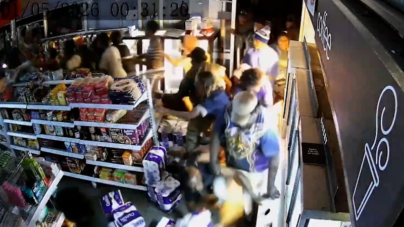Alice Springs crowd rushes servo