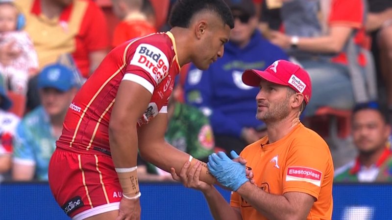 Alarm as Dolphins gun forced off injury