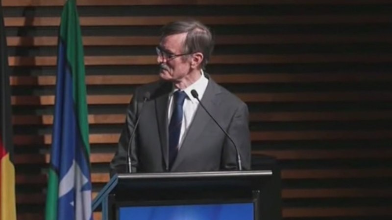 Awards blunder leaves crowd cringing