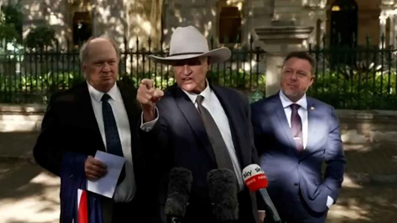 Bob Katter threatens to punch reporter