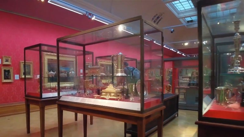 Hundreds of artefacts stolen from UK museum