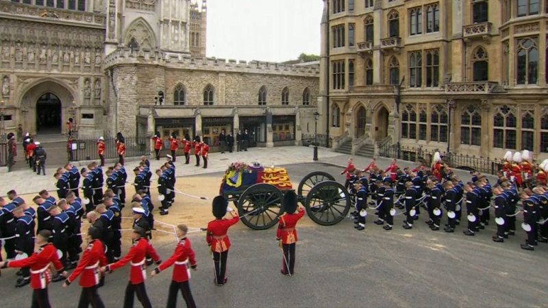 Kraliçe'nin tabutu cenazeden önce Westminster Abbey'e taşındı