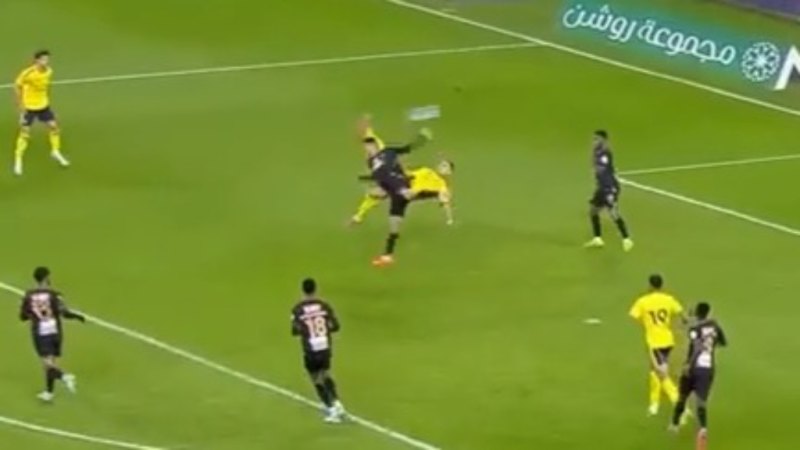 Ronaldo stuns with magical bicycle kick