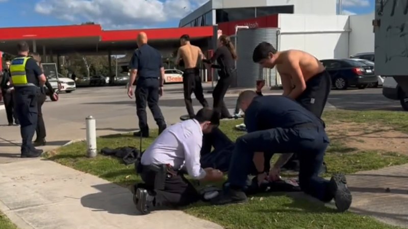 Moški v Melbournu domnevno zaboden z mačeto med nasilnim pretepom