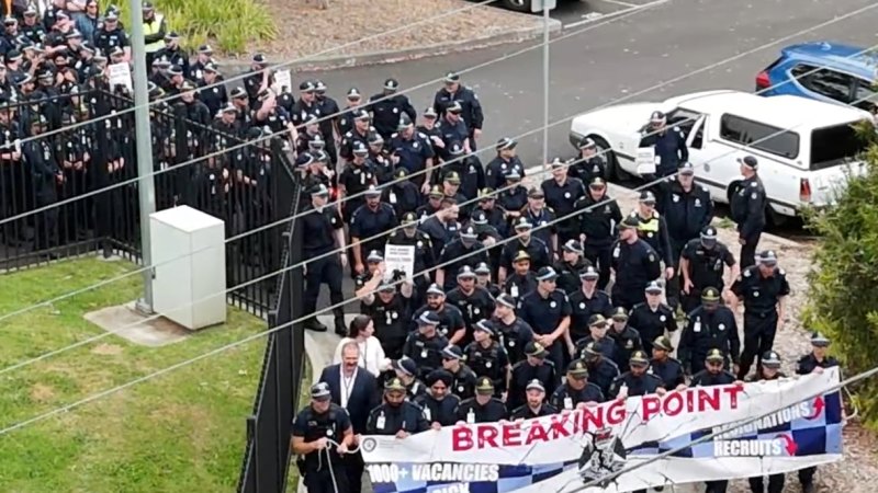 Victoria police officers accept revised pay deal