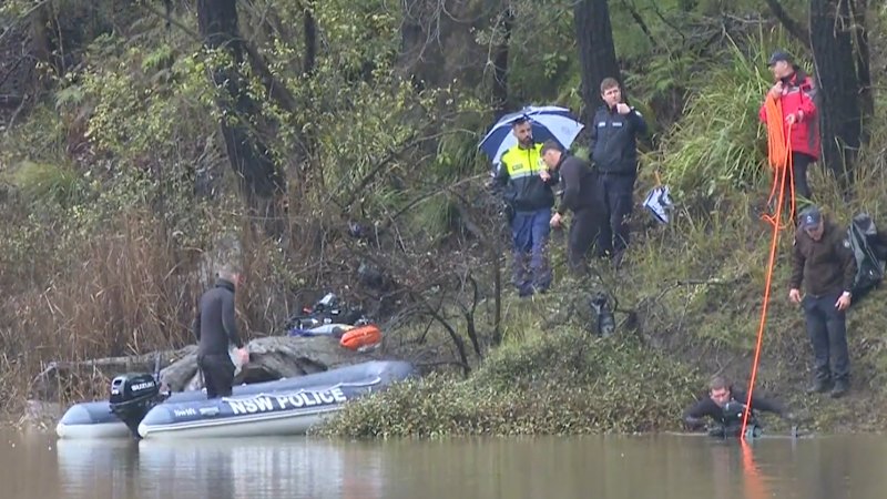 Two bodies pulled from water after father, sons crash into NSW river