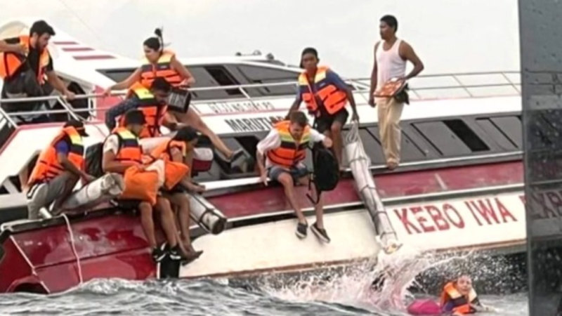 Bali'de onlarca turisti taşıyan tekne alabora oldu