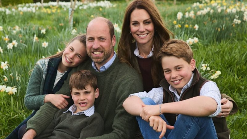 Royals release Christmas card photo