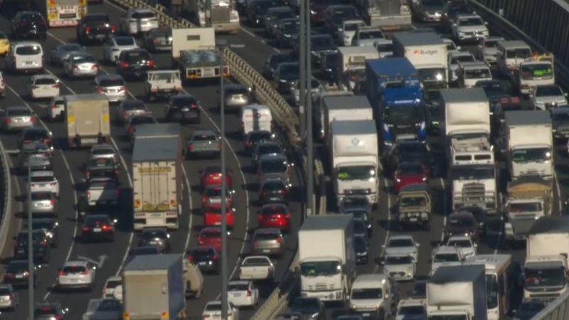 Drivers banked up for kilometres after serious crash on major Melbourne freeway