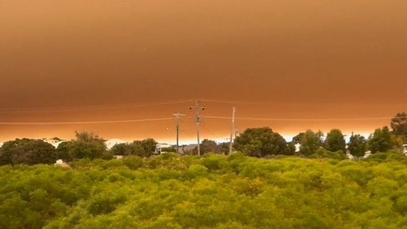 Communities on edge as emergency blaze burns north of Perth