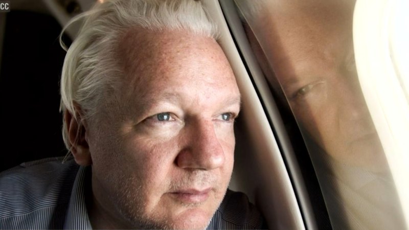 Julian Assange en route to Canberra 