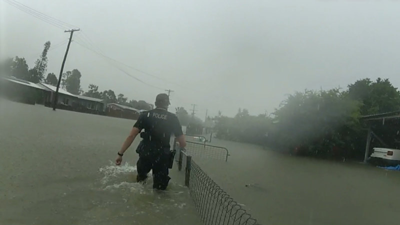 Police carry out flood rescues in Queensland