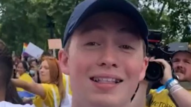 Cast of 'Heartstopper' trolls anti-LGBTQ protestors at a pride march