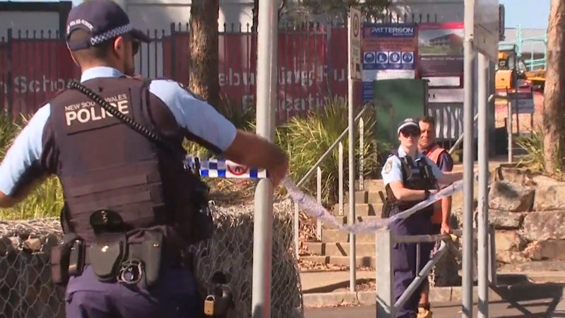 Najstnika usodno zabodli za šolo v Sydneyju, policija išče dva osumljenca