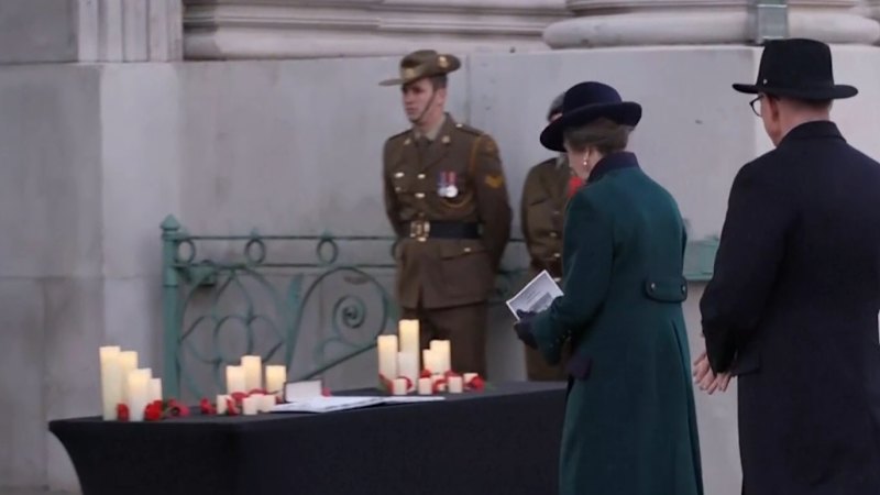 Royals pause to remember fallen Anzacs in London