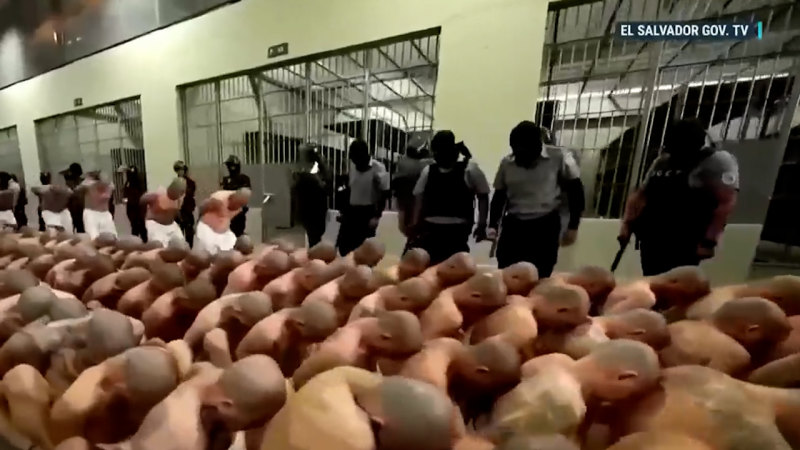 Mahkumlar El Salvador'daki yeni mega hapishaneye ulaştı