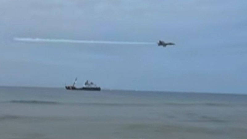 Low-flying Navy jet causes chaos on Florida beach