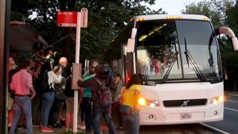 ABD Başkan Yardımcısına otobüsler dolusu göçmen gönderildi