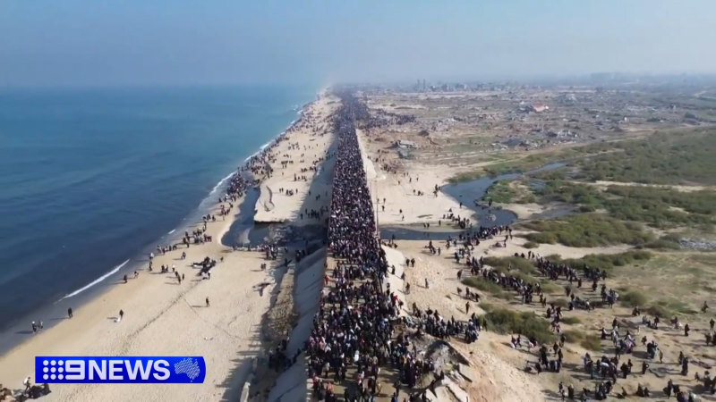 Thousands of displaced Palestinians move back into northern Gaza