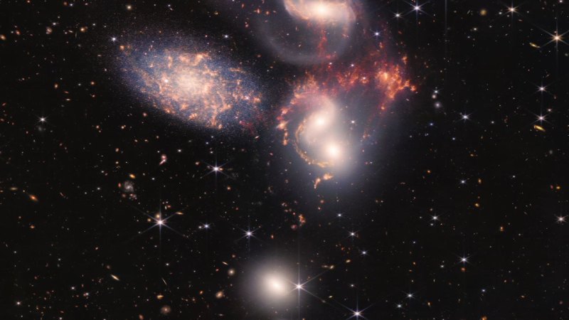 NASA teleskopu yıldız ölümünü, dans eden galaksileri gösteriyor
