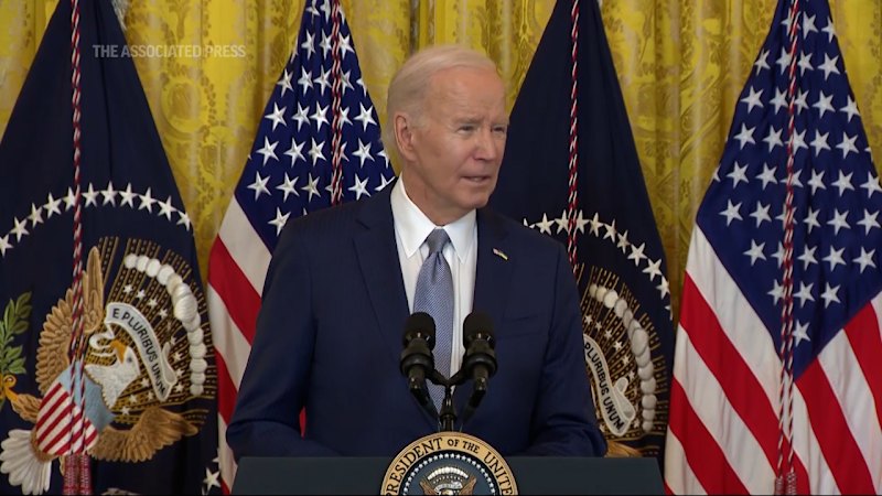 Biden napovedal nove sankcije proti Rusiji zaradi invazije na Ukrajino in smrti Alekseja Navalnega