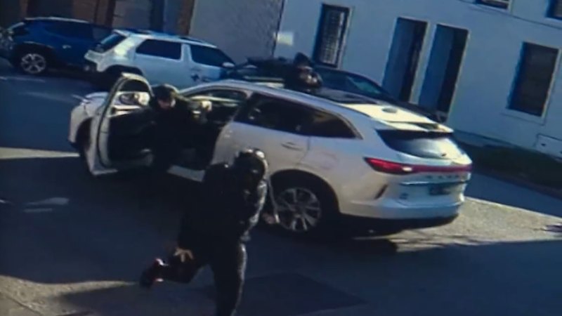 Masked youths carry out daylight brawl in Port Melbourne