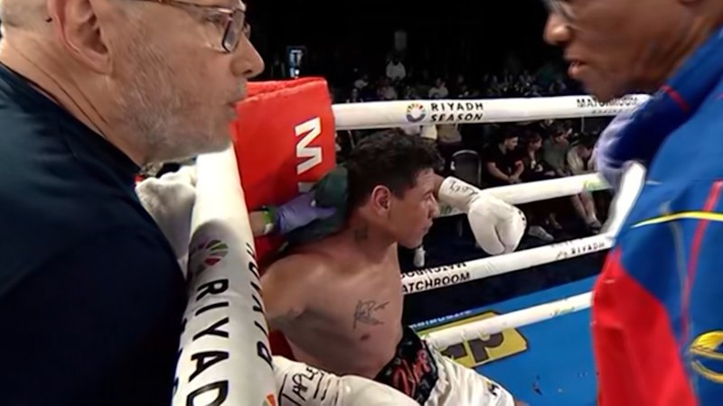 Michael Zerafa beats Alejandro Ortiz with a series of jabs