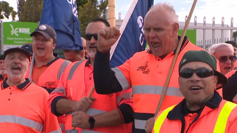 Melbourne garbage collectors strike over pay