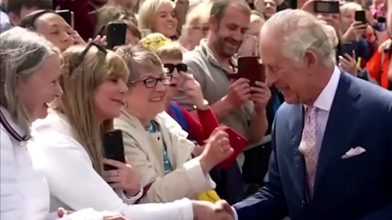 Kral Charles III, taç giyme töreninden önce kalabalıkları selamlıyor