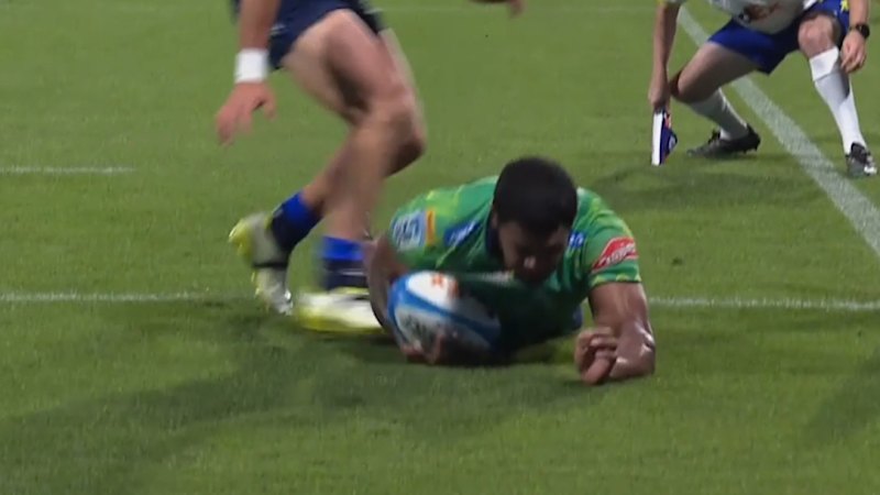 Lomax crosses for controversial try