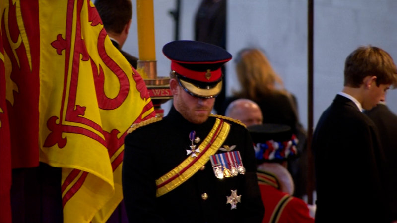 Prens Harry askeri üniforma giyme izni verdi