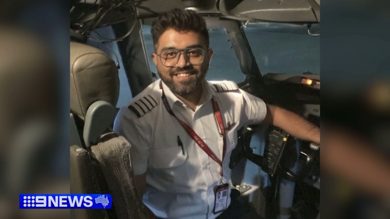 Pilot who stabbed captain banned by previous airline