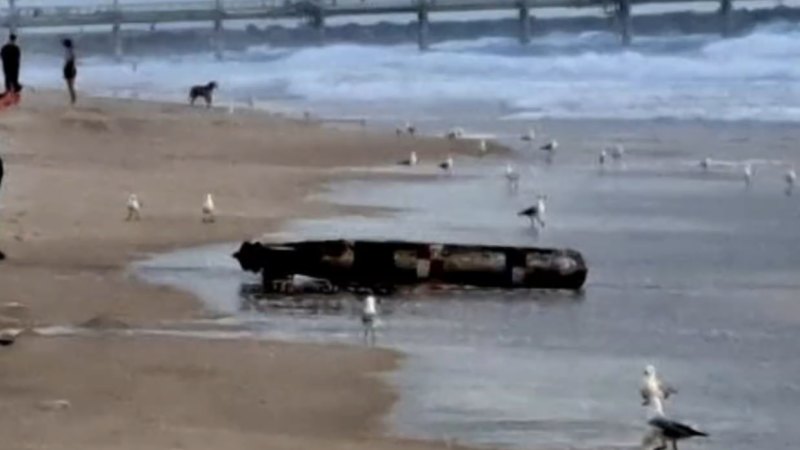 Suspicious device washes up on Gold Coast beach sparking lockdown