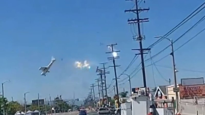 Küçük uçak Los Angeles'ta elektrik hatlarına çarptı