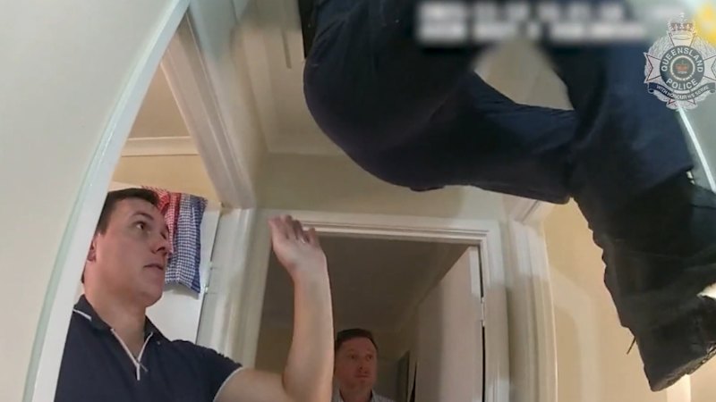 V Brisbanu aretirali 14-letnika, ki se je skrival v strešni votlini, in še pet drugih najstnikov zaradi domnevnih skoraj 100 kaznivih dejanj