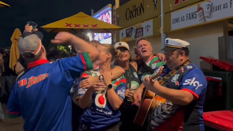 Warriors superfan entertains Magic Round revellers at Caxton Hotel with guitar and vocals