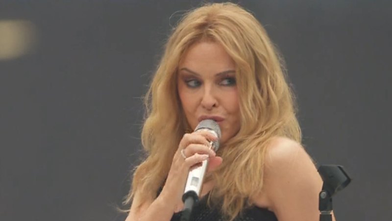 Kylie Minogue brought out Aussie stars as she sang her hits at the AFL Grand Final