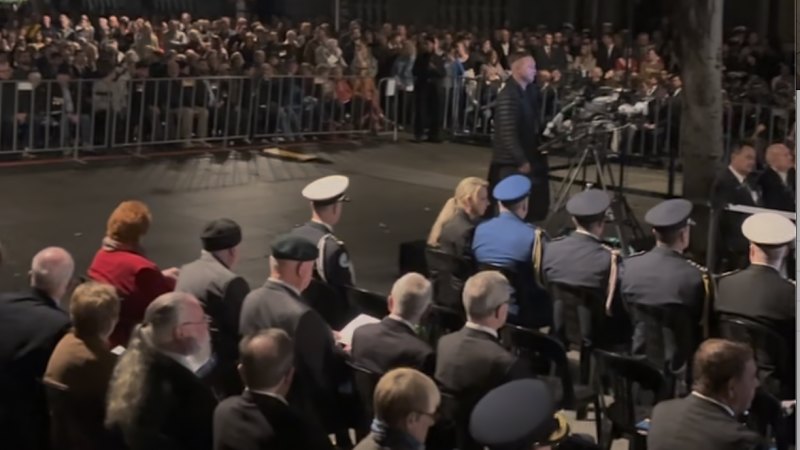 Loud boos are heard at the Anzac Day dawn service in Martin Place