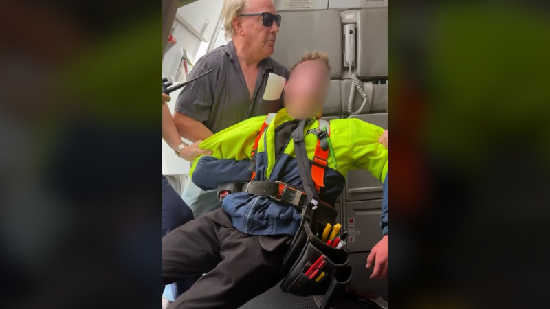 Alleged gunman apprehended on Jetstar flight