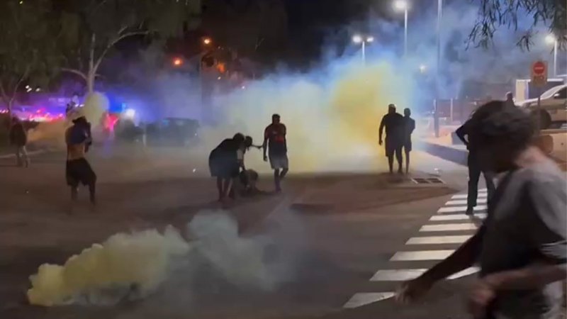 Chaos erupts outside Alice Springs hospital after fugitive's arrest