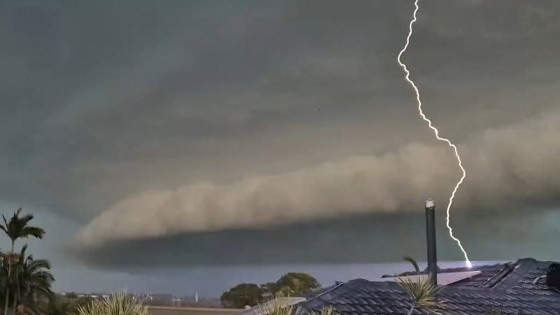 Wild weather blasts Queensland's south-east