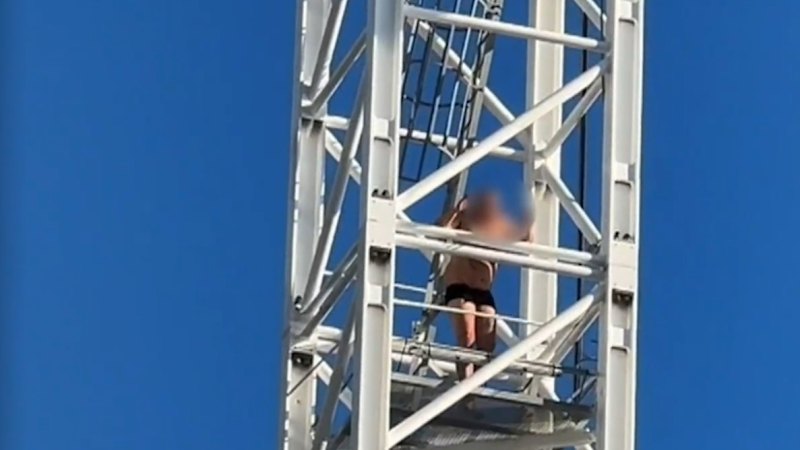 Man scales Gold Coast crane in his underwear