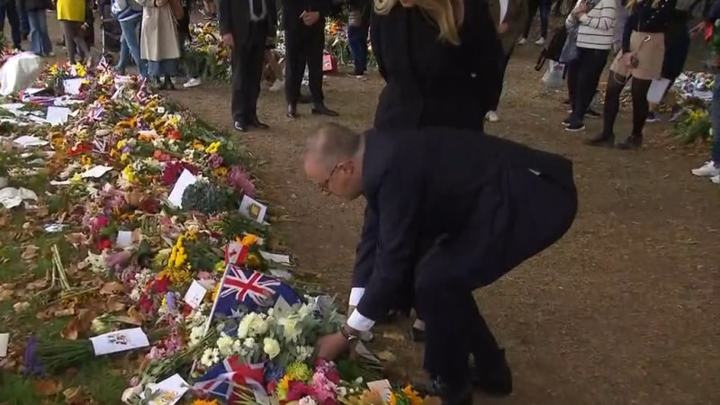 Başbakan Anthony Albanese Kraliçe'ye çiçek bıraktı