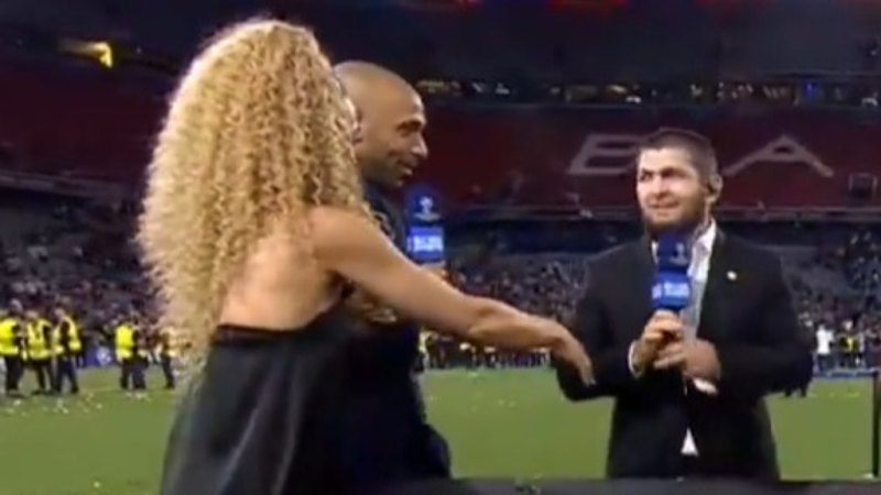 UFC legend declines handshake