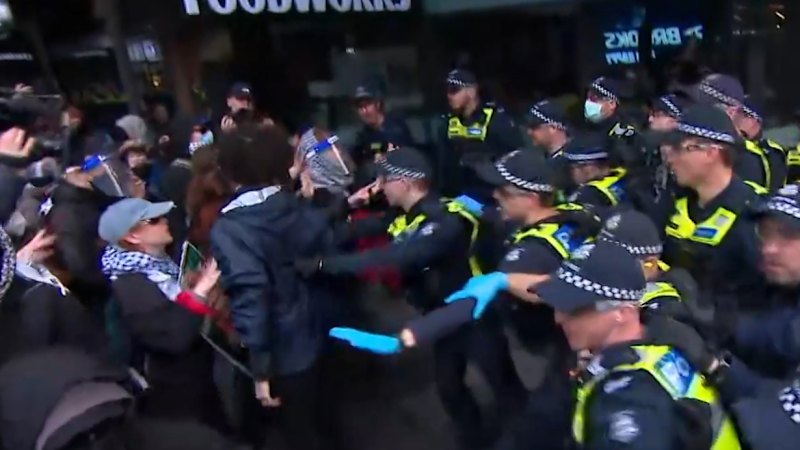 Nova zakonodaja v Viktoriji omogoča policiji odstranjevanje mask protestnikom